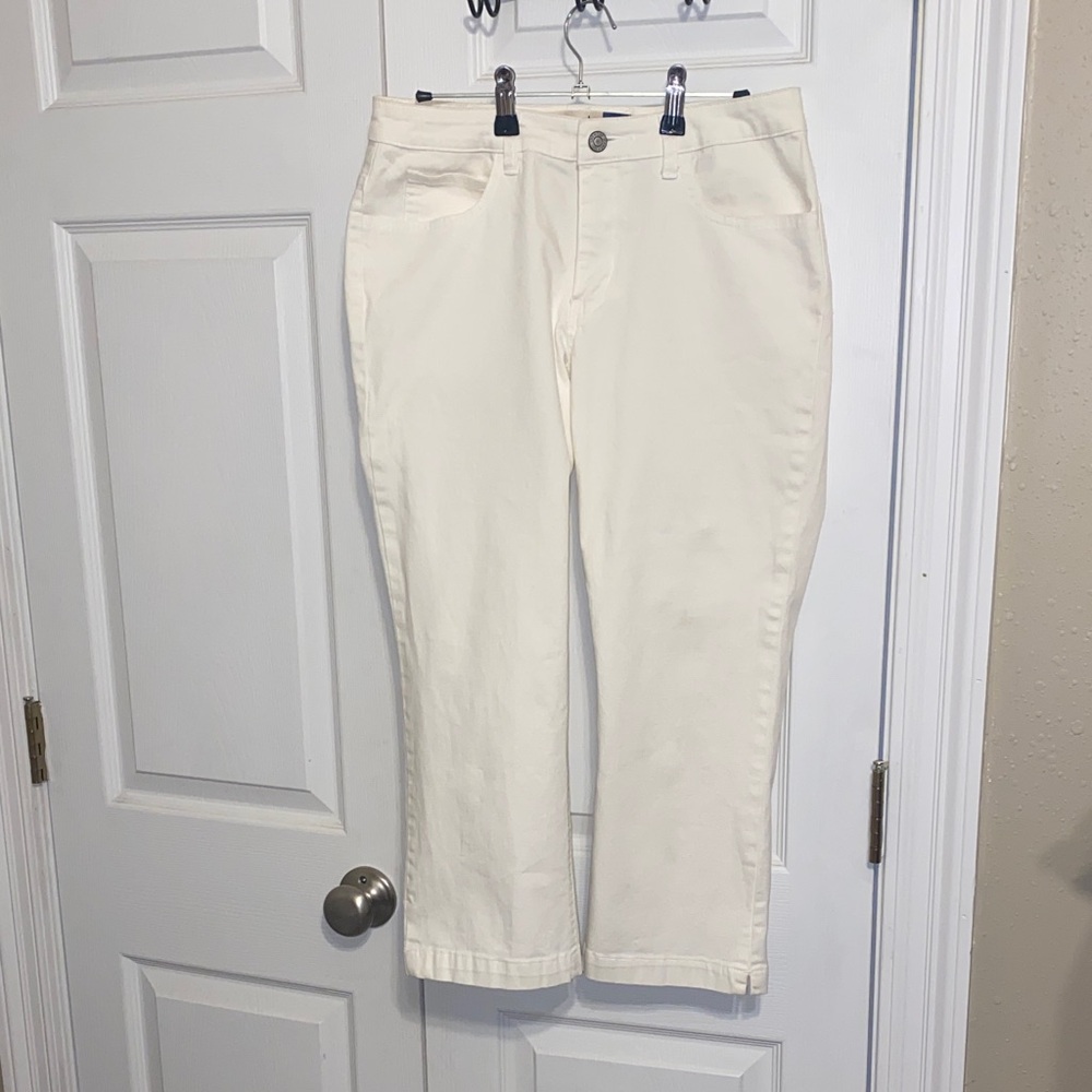 GAP Women's Cream Capris